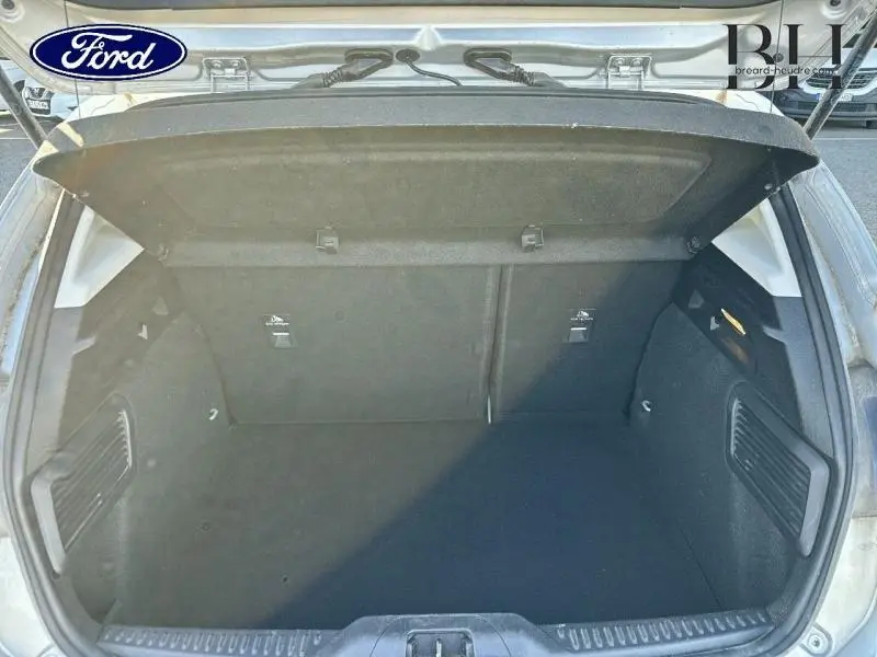 Coffre ouvert de la Ford Focus 1.5 EcoBlue 2020 gris lunaire, montrant un espace de chargement propre et spacieux.