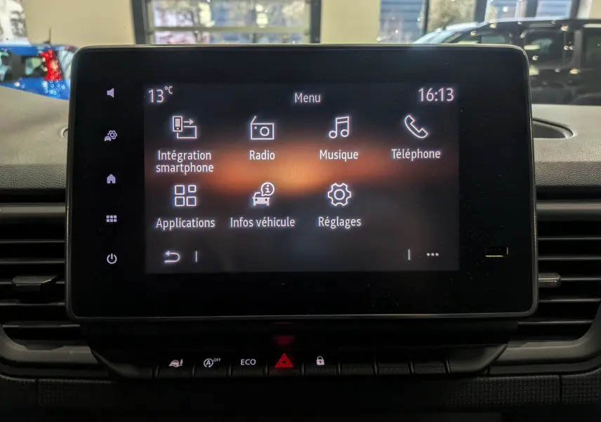 Écran tactile central du tableau de bord du Renault Trafic Combi 2023 affichant le menu principal avec options multimédia et véhicule.