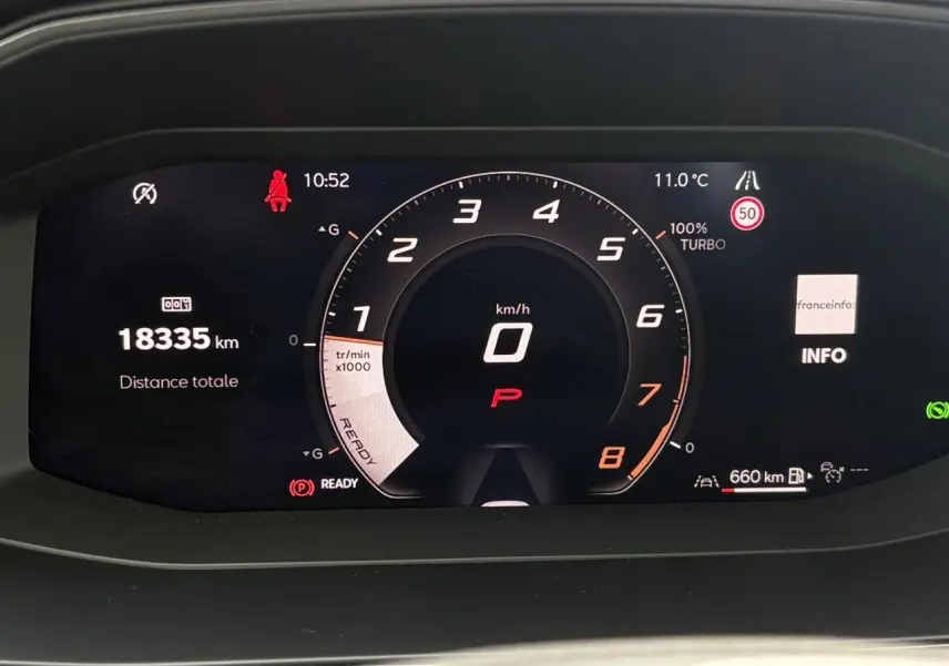 Vue rapprochée du combiné d'instruments digital de la CUPRA Leon 2025 affichant vitesse, régime moteur et informations de conduite.