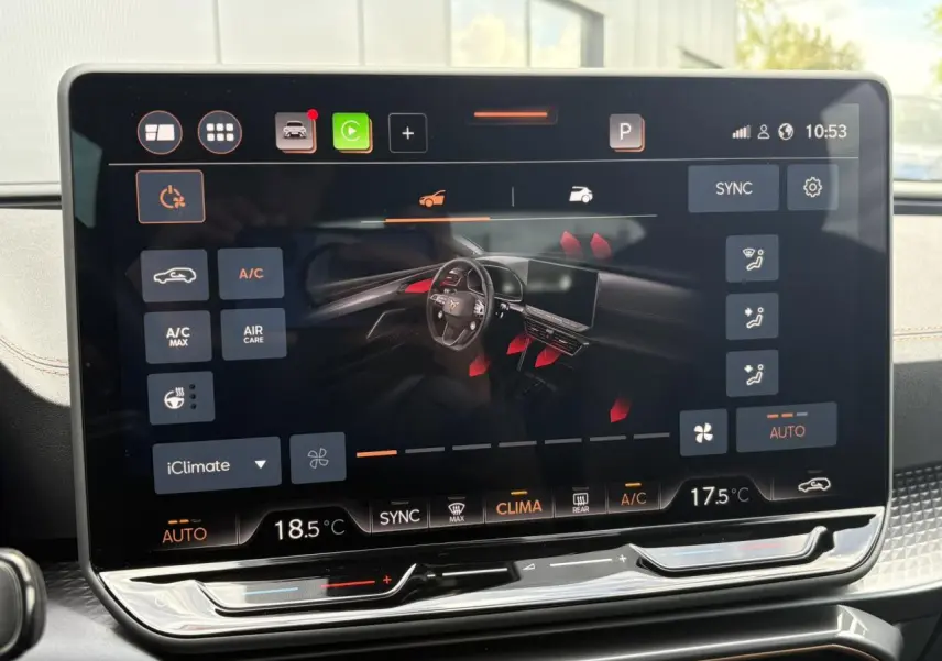 Écran tactile HD 12,9'' du système d'info-divertissement de la CUPRA Leon 2025 affichant le contrôle climatique.