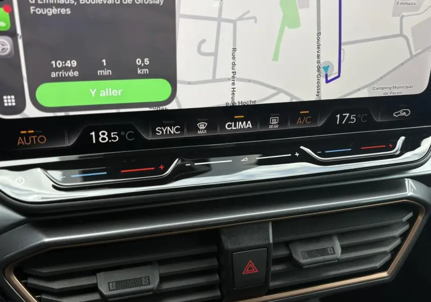 Détail de la console centrale du CUPRA Leon 2025 avec écran tactile et commandes climatisation digitale.