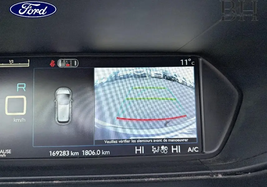 Écran de caméra de recul avec vue arrière et affichage des distances sur Citroën C4 Picasso gris Shark.