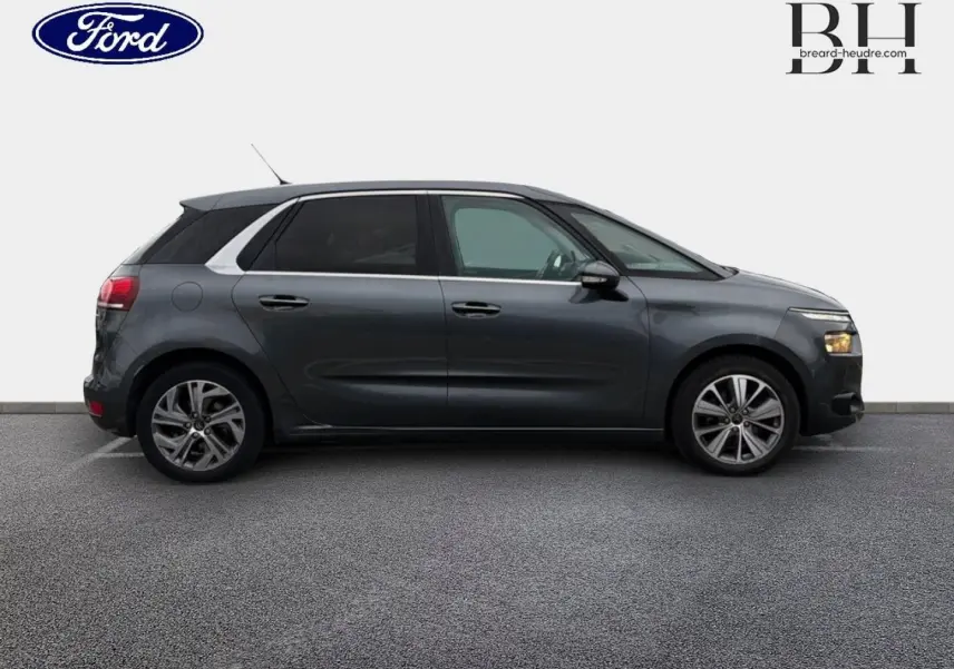 Profil droit d'une Citroën C4 Picasso gris Shark 2016 avec jantes alliage et vitres teintées sur fond neutre.