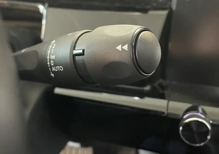 Gros plan sur la commande de réglage des essuie-glaces dans l’habitacle d’une Peugeot 508 gris platinium de 2021.