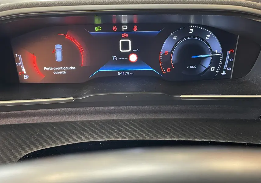 Tableau de bord numérique du Peugeot 508 gris platinium, affichant porte avant gauche ouverte et compte-tours à droite.