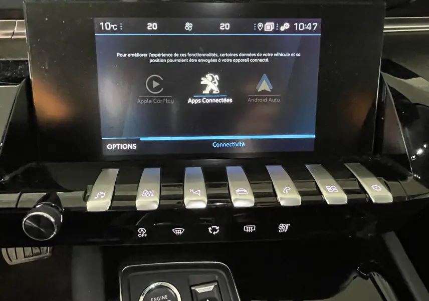 Écran tactile central et rangée de commandes piano sur tableau de bord noir du Peugeot 508 gris platinium 2021.