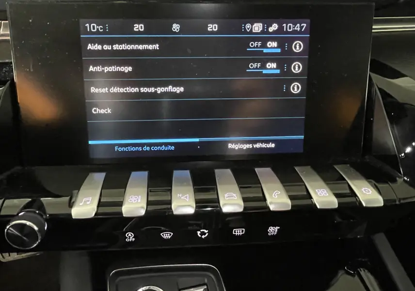 Écran tactile central du Peugeot 508 2021 affichant les réglages d'aide à la conduite avec boutons de commande en métal.
