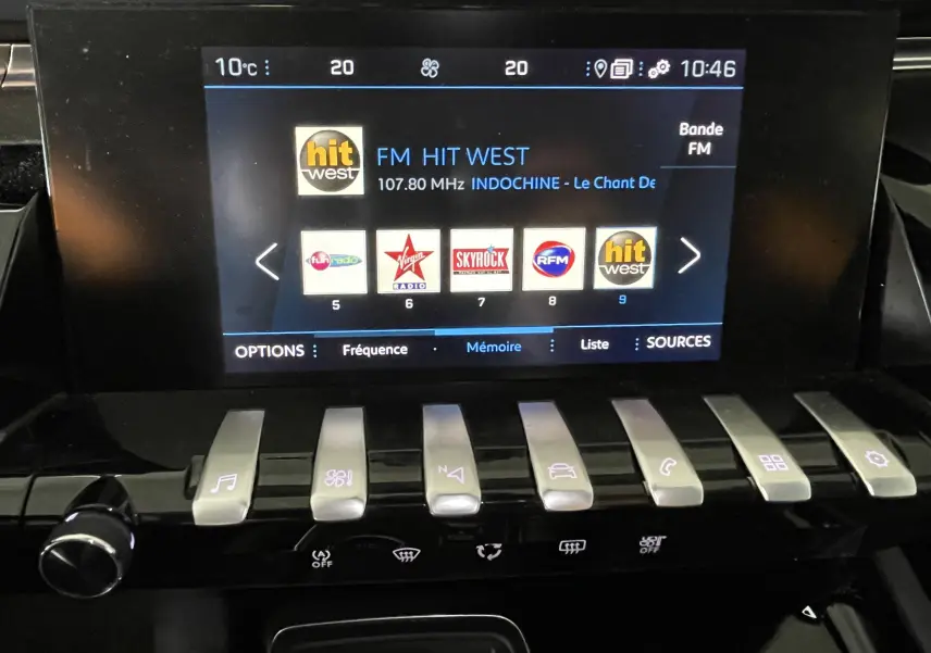 Écran tactile central de la Peugeot 508 2021 avec commandes piano et affichage radio FM en intérieur noir.