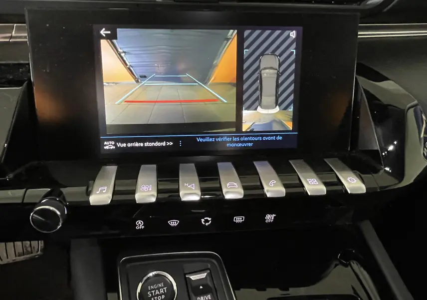 Écran tactile affichant la caméra de recul et la vue 360 dans l'habitacle d'une Peugeot 508 gris platinium de 2021.