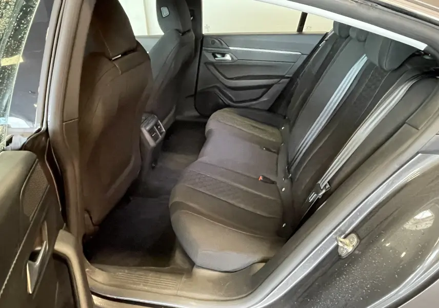 Vue intérieure côté droit des sièges arrière noirs d'une Peugeot 508 gris platinium de 2021.