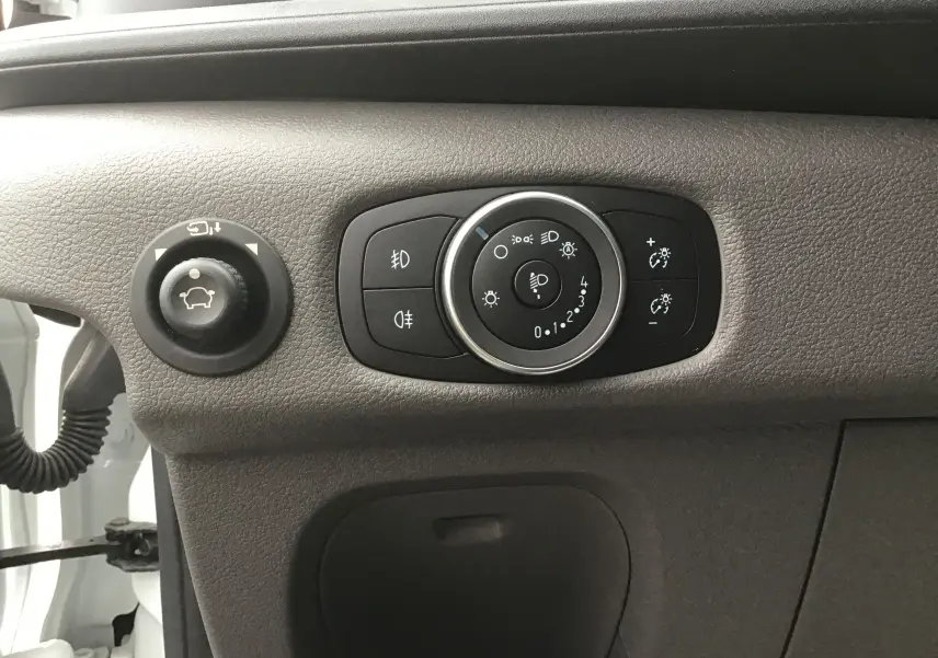Gros plan sur les commandes d'éclairage du tableau de bord du Ford Transit Chassis Cabine blanc 2024.