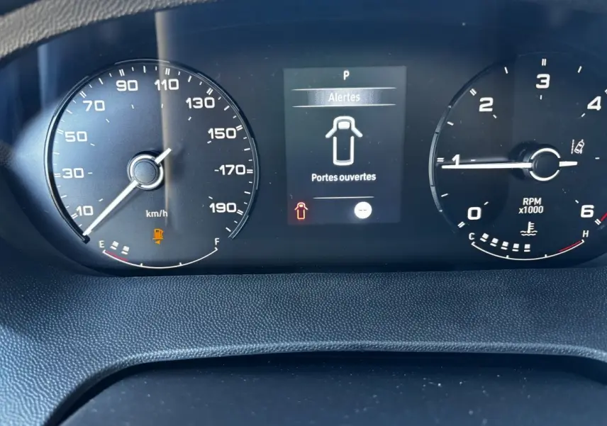 Tableau de bord du Peugeot Boxer Fourgon blanc 2025, affichant alertes et compte-tours au centre.