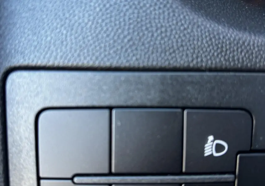 Gros plan sur les commandes d'éclairage et désactivation auto start-stop du tableau de bord du Peugeot Boxer Fourgon blanc.