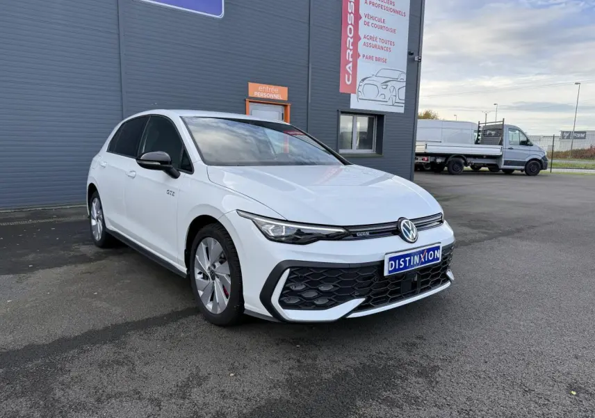 Volkswagen Golf 1.5 eHybrid blanc oryx nacré vue 3/4 avant avec calandre nid d'abeilles et jantes spécifiques GTE.