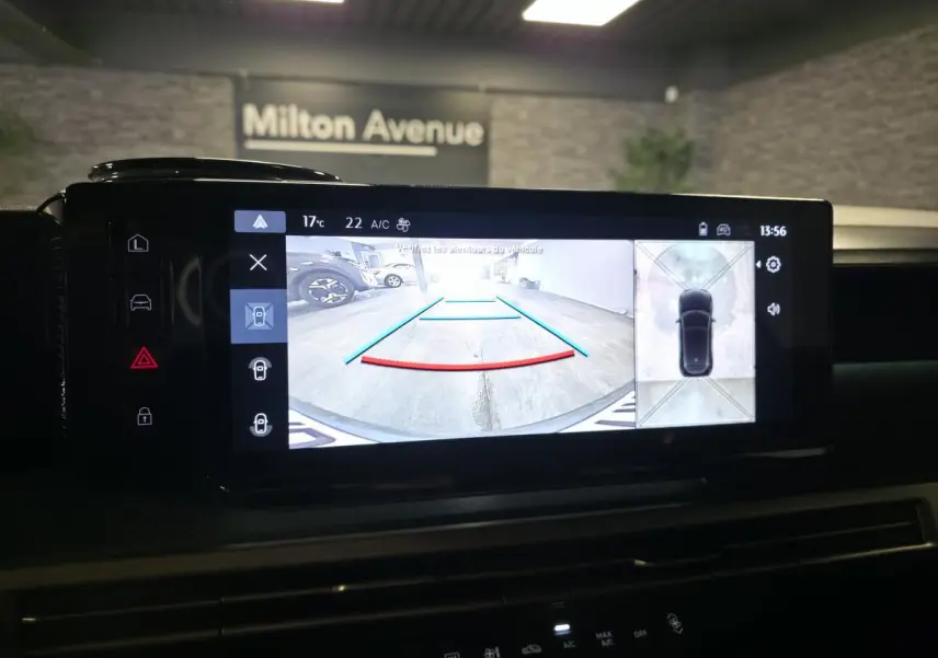 Écran tactile central affichant la caméra de recul et vue 360° d'une Lancia Ypsilon grise bi-color toit noir.