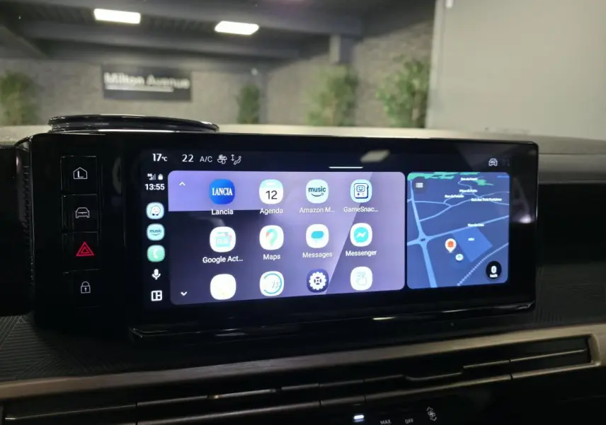 Écran tactile central 10,25'' du tableau de bord de la Lancia Ypsilon 2025 avec navigation et applications connectées