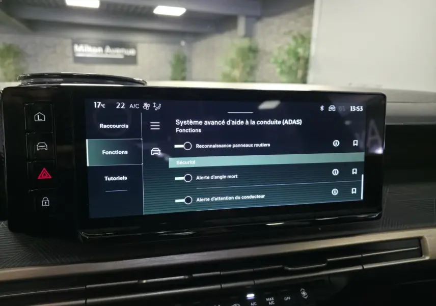 Écran tactile central de la Lancia Ypsilon 2025 affichant les aides à la conduite avancées dans l'habitacle.