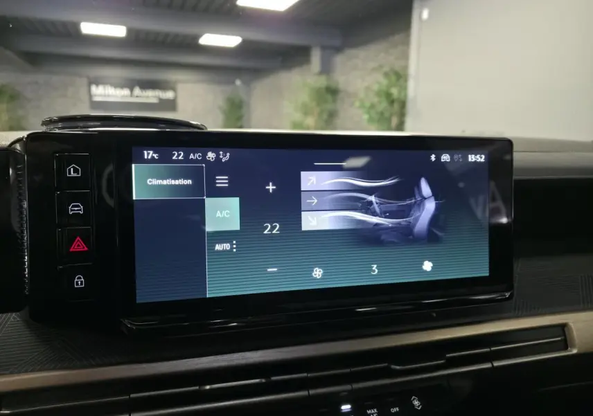 Écran tactile central de la Lancia Ypsilon 2025 affichant les réglages de climatisation dans un intérieur moderne.