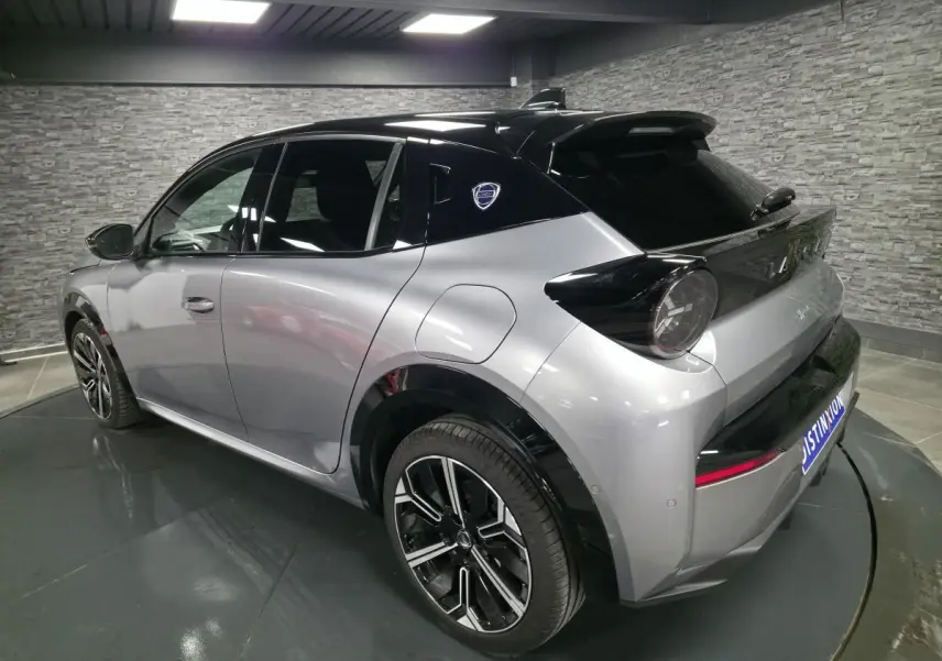 Vue 3/4 arrière droite de la Lancia Ypsilon 1.2 Ibrida 2025 gris bi-color avec toit noir et jantes alliage 17 pouces.