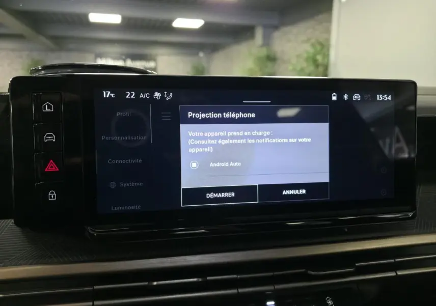 Écran tactile central de la Lancia Ypsilon 2025 affichant la projection téléphone avec Android Auto en mode veille.