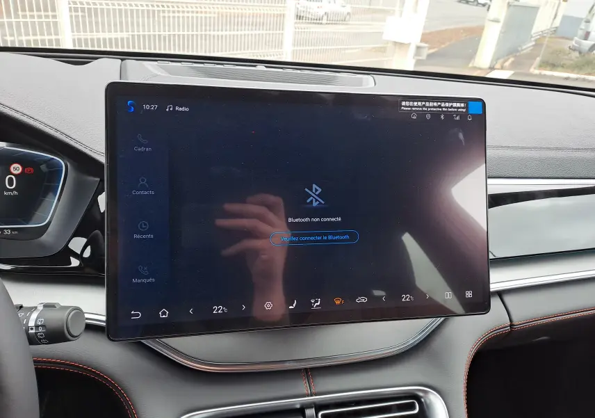 Écran tactile central large dans l'habitacle du BYD SEAL U 1.5l DM-i 218 ch PHEV, finition noire avec surpiqûres rouges.