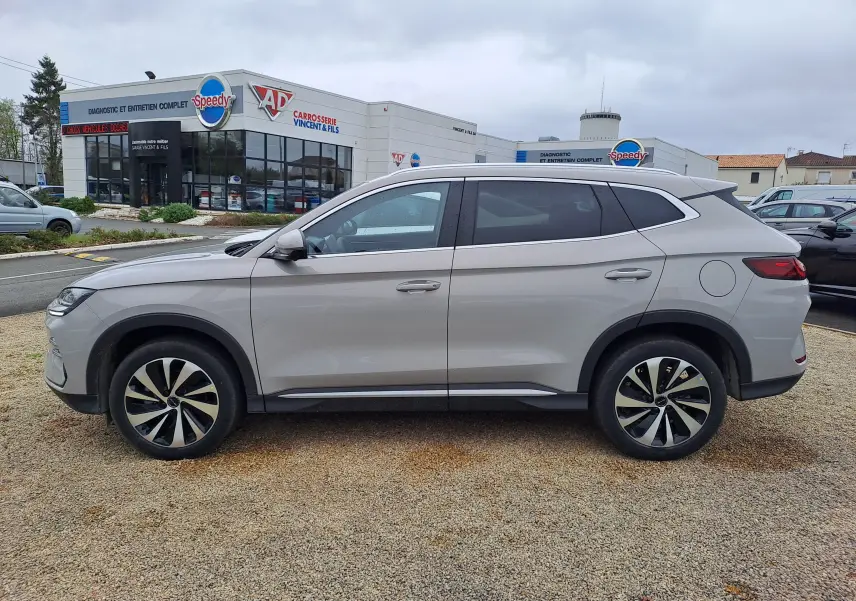 Vue de profil côté gauche du SUV BYD SEAL U 2025 en couleur gris clair Boundless Cloud avec jantes bicolores.