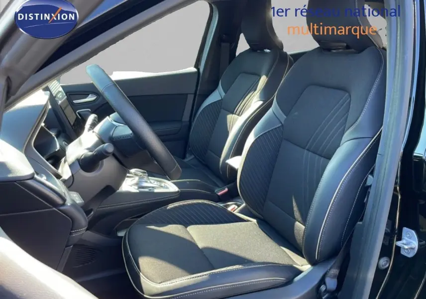 Vue intérieure côté conducteur de la Renault Symbioz noire étoile métal, mettant en valeur les sièges en cuir noir et le volant.