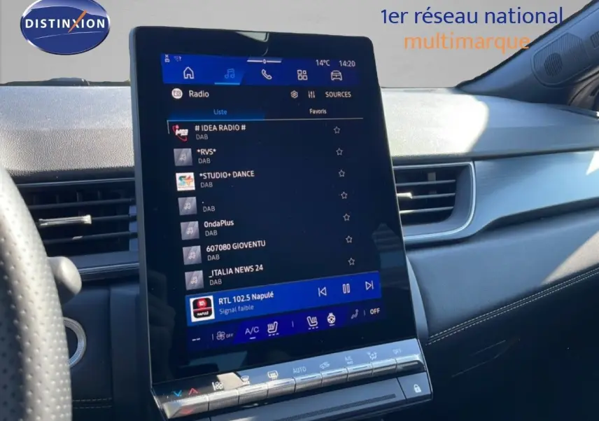 Vue intérieure centrée sur l'écran tactile vertical du tableau de bord du Renault Symbioz noir étoile métal, affichant la radio digitale.