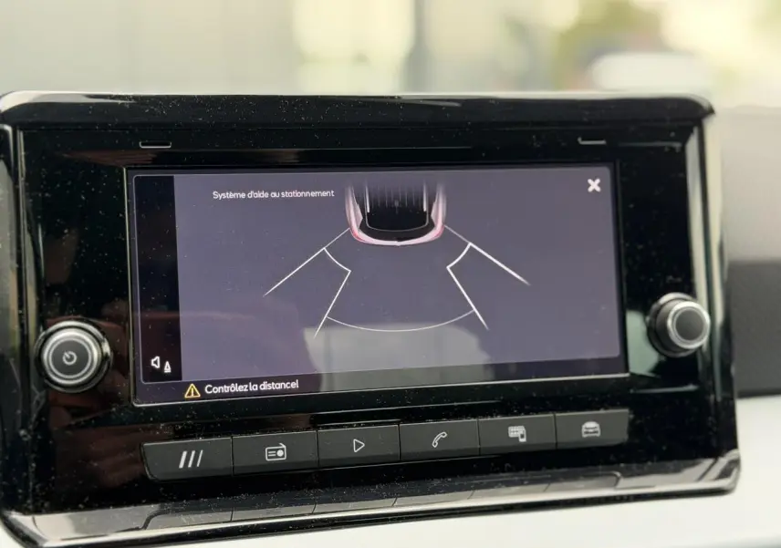 Écran tactile du système d'aide au stationnement du SEAT Arona TSI 115 DSG Style, intérieur noir.