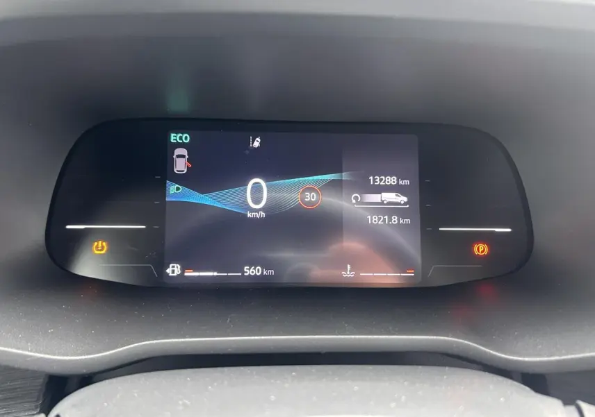 Affichage numérique du tableau de bord du Nissan Primastar 2025 montrant vitesse, autonomie et alertes en mode ECO.