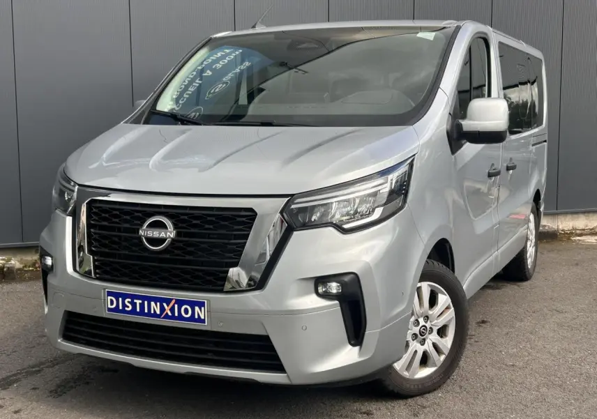 Vue 3/4 avant droit d’un Nissan Primastar gris Highland avec calandre noire et jantes alliage 17 pouces.