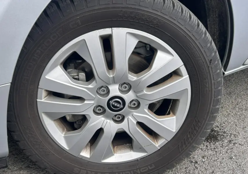 Gros plan sur la jante alliage 17 pouces gris argent du Nissan Primastar gris Highland, avec pneu toutes saisons visible.