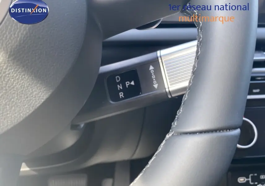 Gros plan sur le volant gris cuir et la commande de boîte automatique du Hyundai Tucson gris Ecotronic 2026.
