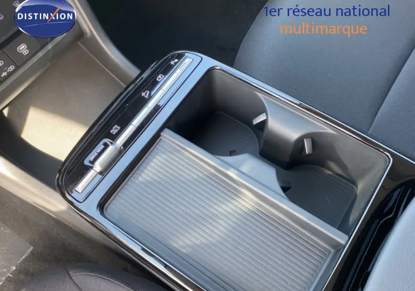 Gros plan sur la console centrale noire du Hyundai Tucson 2026, montrant les porte-gobelets et commandes de boîte auto.