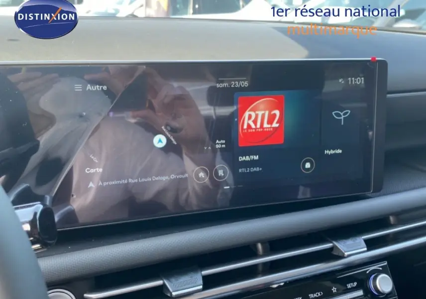 Vue intérieure du tableau de bord du Hyundai Tucson 2026, écran tactile large affichant navigation et radio.