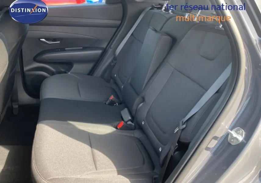 Vue intérieure côté droit des sièges arrière en tissu noir du Hyundai Tucson gris Ecotronic Metal 2026.