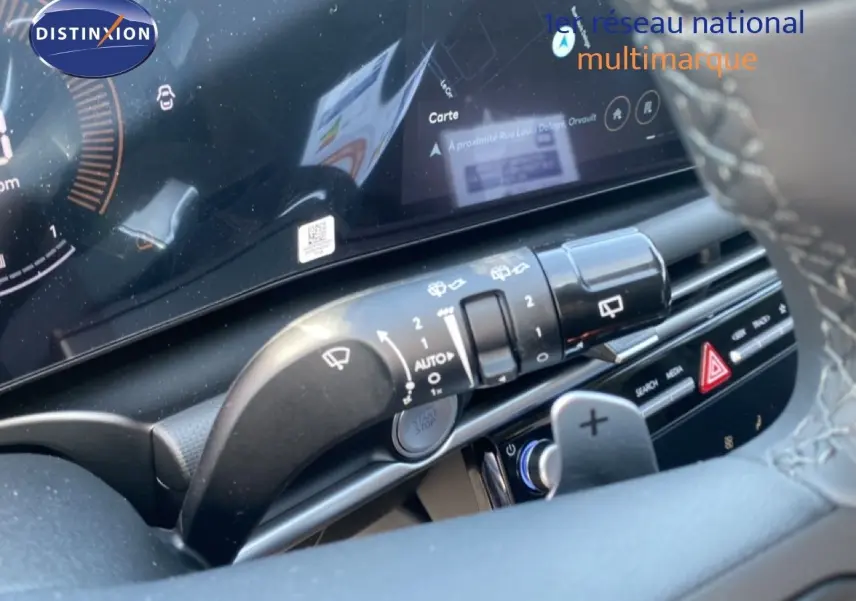 Gros plan sur le tableau de bord et le commodo gauche du Hyundai Tucson gris, avec affichage numérique et commandes visibles.
