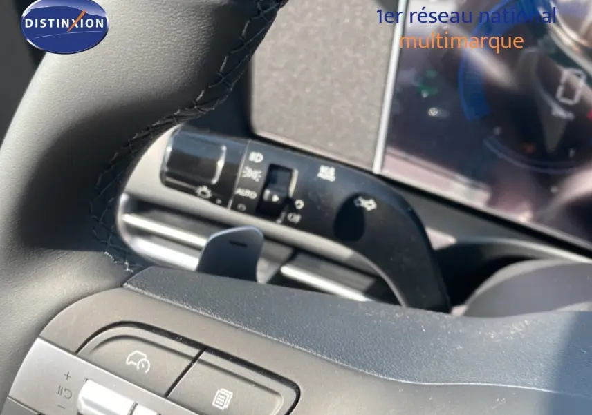 Gros plan sur le volant noir et les commandes intégrées du Hyundai Tucson 2026 gris Ecotronic Metal.