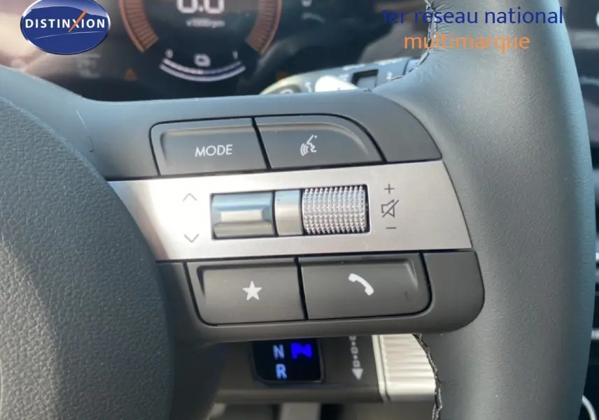 Gros plan sur le volant gris du Hyundai Tucson 2026, montrant les commandes audio et téléphone intégrées.