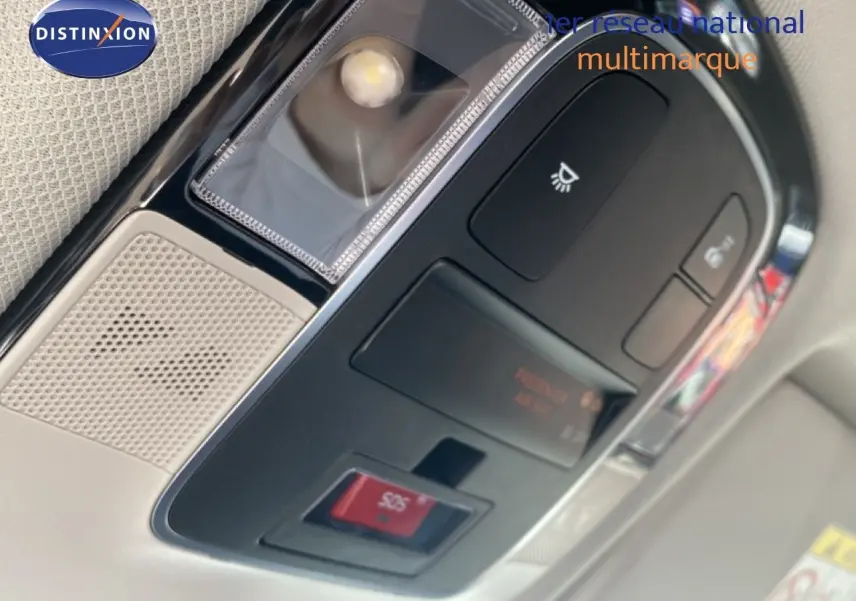 Vue en gros plan du plafonnier intérieur avec bouton SOS du Hyundai Tucson gris Ecotronic 2026.