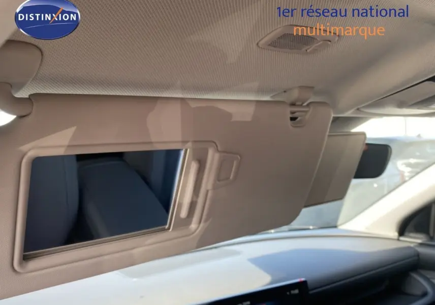 Détail intérieur montrant le pare-soleil côté conducteur avec miroir intégré du Hyundai Tucson gris Ecotronic 2026.