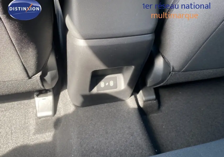 Vue rapprochée de la console arrière entre les sièges arrière d’un Hyundai Tucson gris Ecotronic Metal.