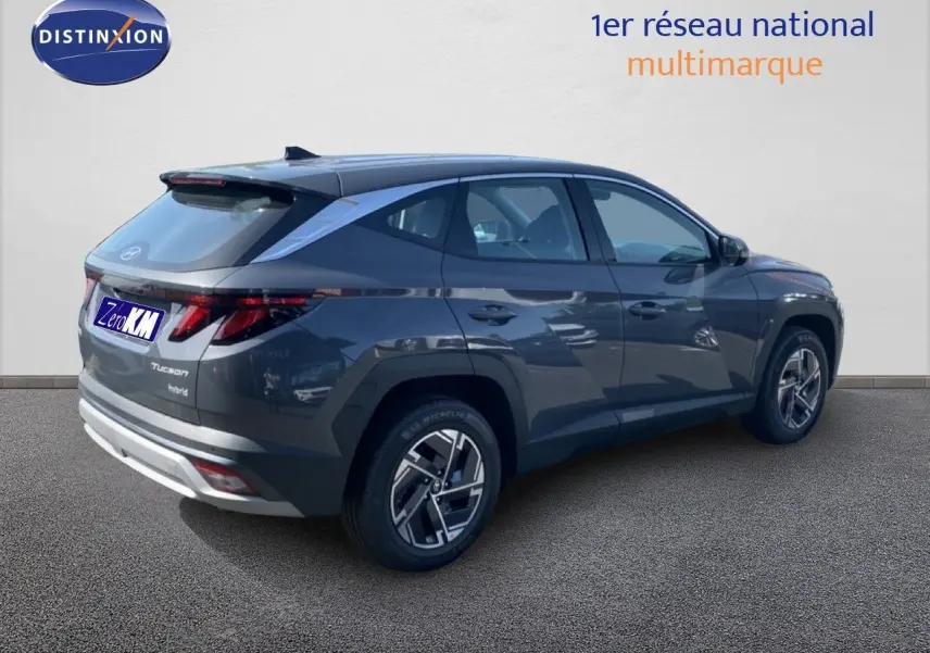 Vue 3/4 arrière droite du Hyundai Tucson gris Ecotronic Metal, soulignant ses lignes modernes et ses jantes bi-ton.
