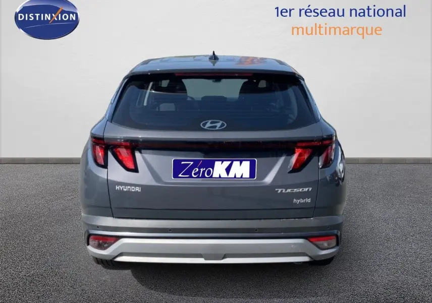 Vue arrière d'un Hyundai Tucson gris Ecotronic Metal 2026 avec logo et feux arrière LED distinctifs.