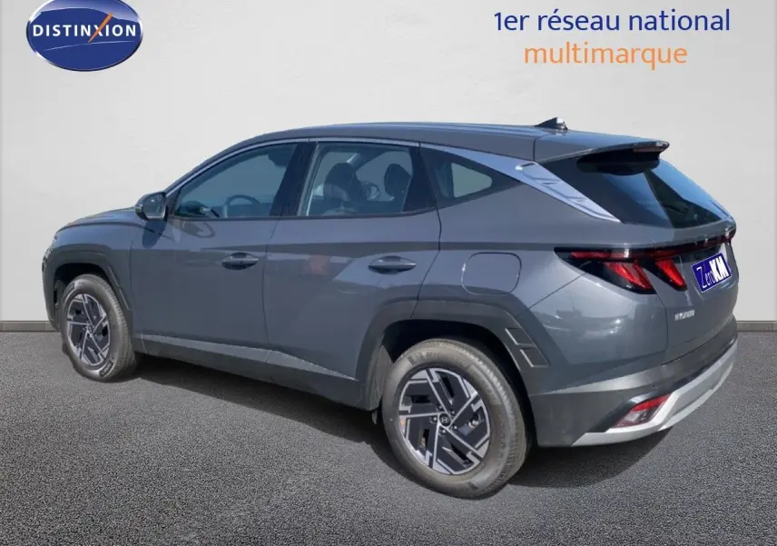 Vue 3/4 arrière droite du Hyundai Tucson gris Ecotronic Metal avec jantes bi-ton et feux LED distinctifs.