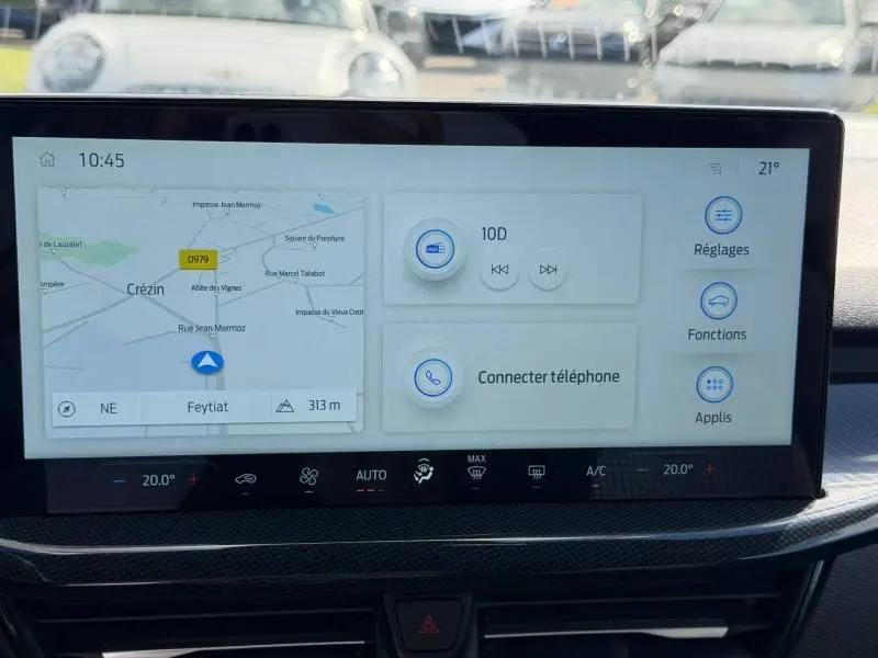 Écran tactile central de la Ford Focus 2025 affichant la navigation et les commandes multimédia en intérieur.