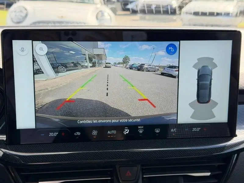 Vue de l'écran tactile intérieur montrant la caméra de recul et l'aide au stationnement de la Ford Focus gris lunaire.