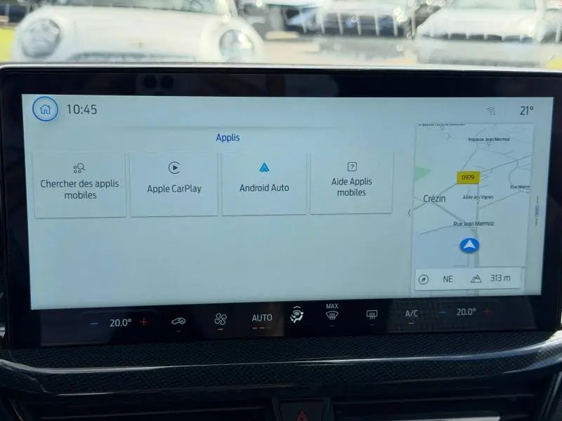 Écran tactile central du Ford Focus 2025 affichant les applications mobiles et la navigation GPS en intérieur.
