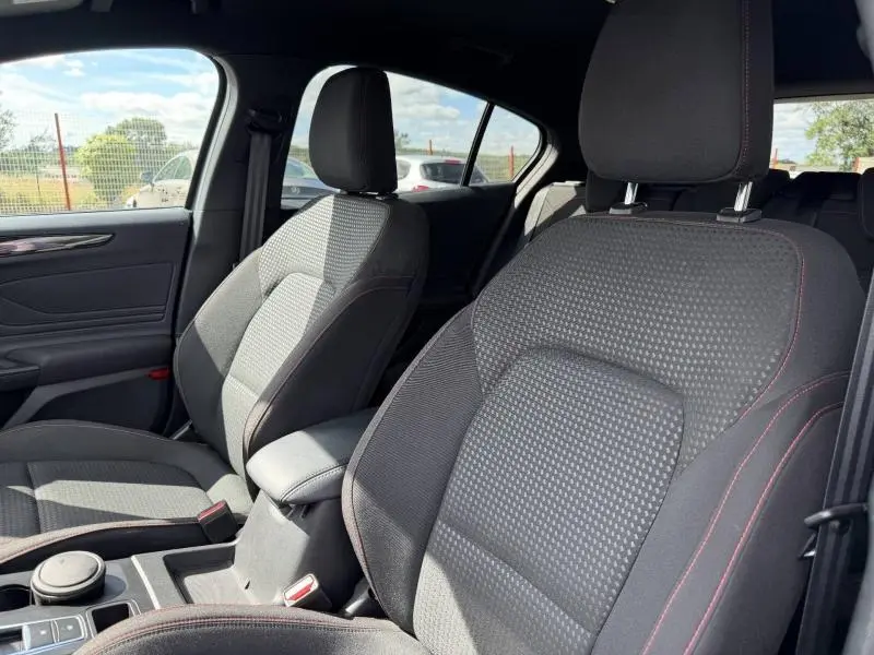 Vue intérieure des sièges avant en tissu noir avec surpiqûres rouges de la Ford Focus 1.5 EcoBlue 115ch ST-Line X BVA8 2025.