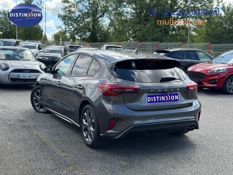 Ford Focus 1.5 EcoBlue 115ch ST-Line X gris lunaire métallisé vue 3/4 arrière avec jantes alu et feux LED.